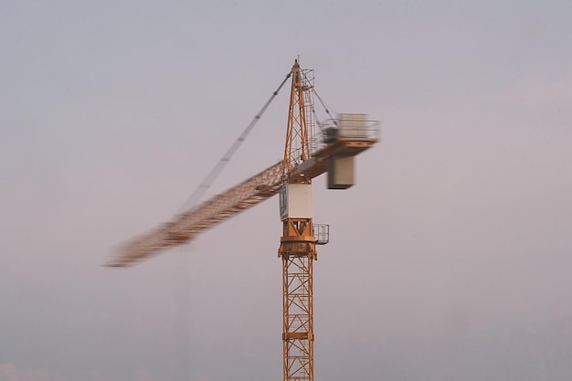 Grúa en el sitio de construcción contra un cielo despejado