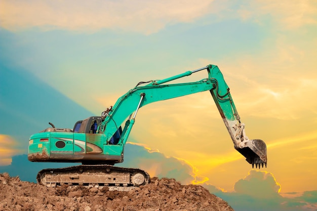 Grúa en el sitio de construcción contra el cielo durante la puesta de sol