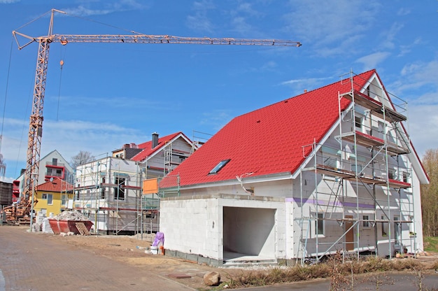 Foto grúa en el sitio de construcción