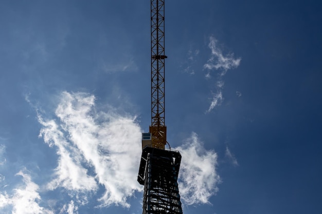 Grúa en un sitio de trabajo en Sao Paulo, Brasil. Con el cielo azul de fondo