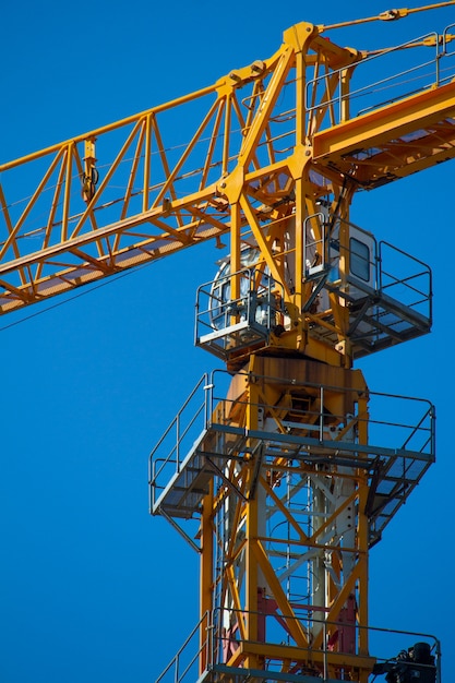 Grúa torre amarilla trabajando en un nuevo edificio