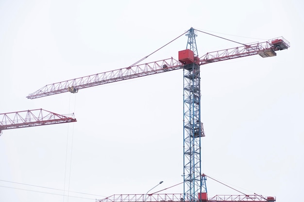 Grúa torre de construcción roja