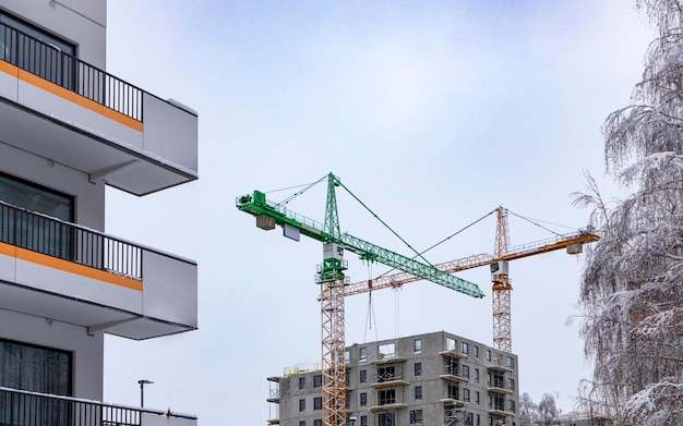 Foto grúa torre está construyendo un moderno edificio residencial de varios apartamentos