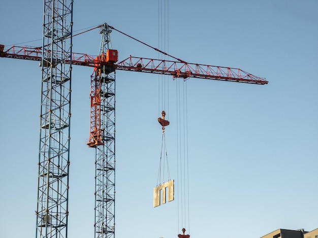 Grúa torre entrega una losa de hormigón en un sitio de construcción