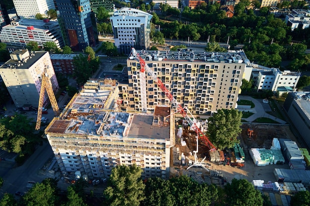 Grúa torre en obra con edificio residencial en construcción