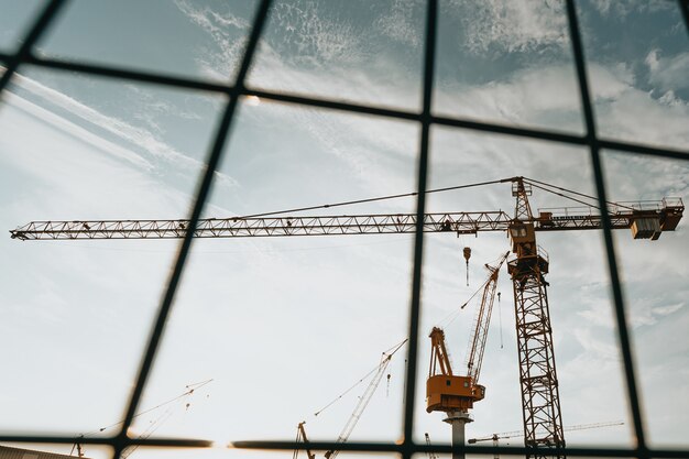 Las grúas de construcción en los muelles.