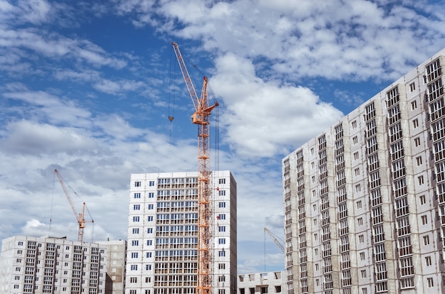 Grúas de construcción y nuevos rascacielos