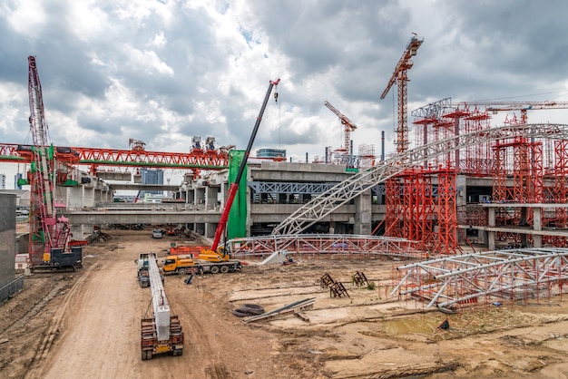 Grúas de construcción que trabajan en el sitio de la autopista y Skytrain en Asia