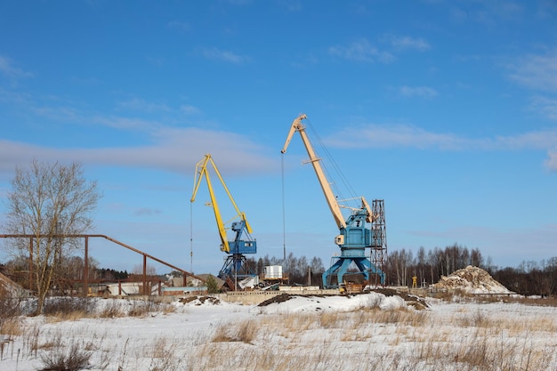 Grúas de construcción en el sitio de construcción