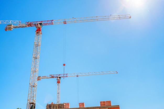 Grúas de construcción sobre un fondo de cielo azul