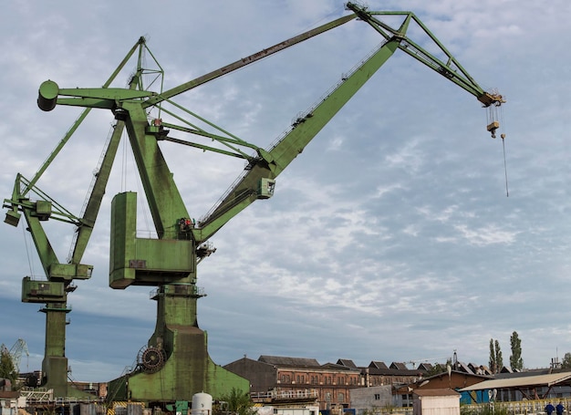 Grúas industriales en los astilleros de Gdansk