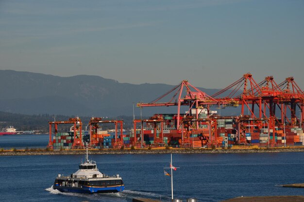 Grúas en el muelle comercial