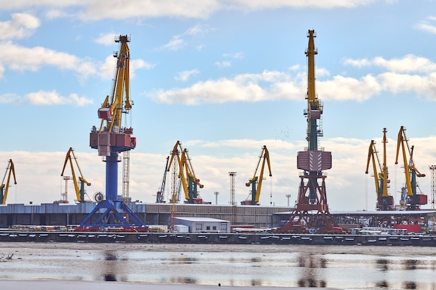 Grúas portuarias masivas en el puerto marítimo