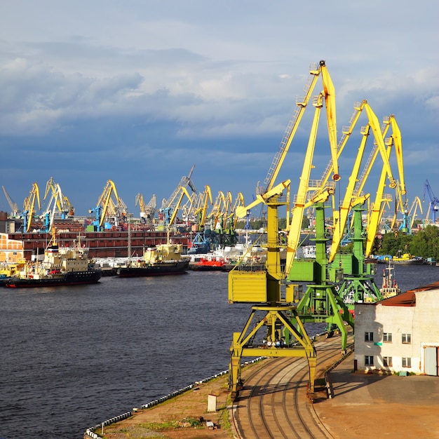 Grúas portuarias en San Petersburgo, Rusia