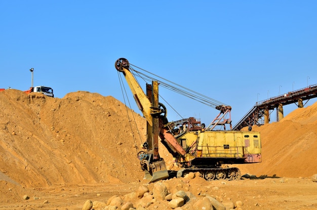 Grúas en el sitio de construcción contra un cielo despejado