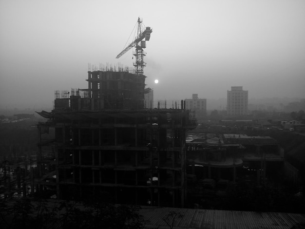 Foto grúas en el sitio de construcción contra el cielo