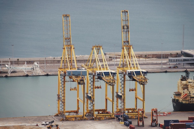 Foto grúas en el sitio de construcción en el puerto contra el cielo