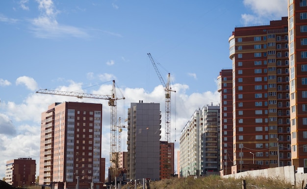 Foto las grúas torre construyen nuevas casas