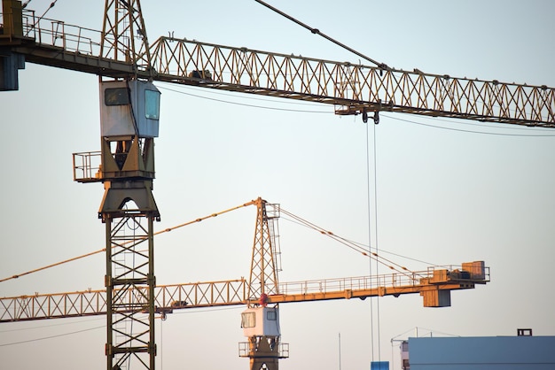 Grúas torre en el sitio de construcción de edificios de apartamentos residenciales altos. Desarrollo inmobiliario.