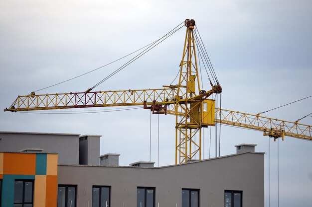 Grúas torre en el sitio de construcción de edificios residenciales altos Desarrollo inmobiliario