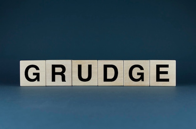 Grudge Cubes bilden das Wort Grudge