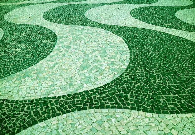 Grün gefärbtes wellengemustertes Mosaikpflaster für den Hintergrund