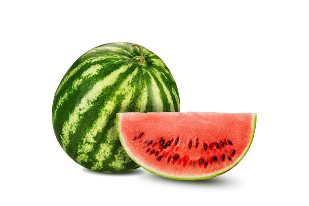 Grün gestreifte Wassermelone mit Scheibe auf weißem Hintergrund