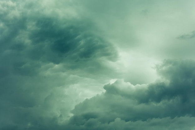 Grün getönter stürmischer bewölkter Himmel