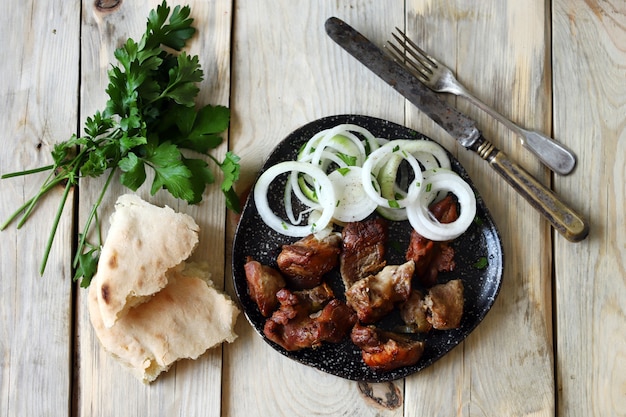 Grün, Kebab und Fladenbrot.