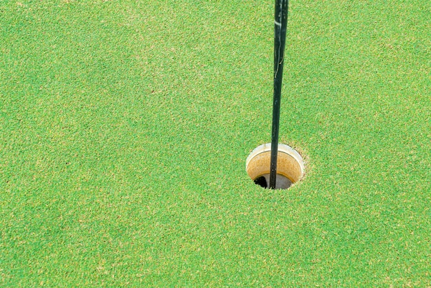 Grün mit Sandbunkern auf dem Golfplatz