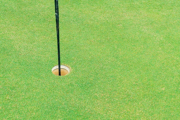 Grün mit Sandbunkern auf dem Golfplatz