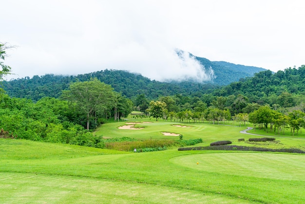 Grün mit Sandbunkern auf dem Golfplatz