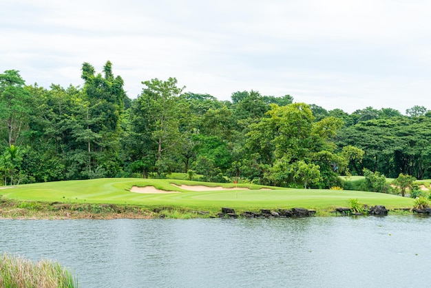 Grün mit Sandbunkern auf dem Golfplatz