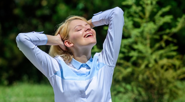 Foto gründe, warum sie jeden tag meditieren sollten. leeren sie ihren geist. finden sie eine minute zum entspannen. mädchen meditieren naturhintergrund des grünen grases. angenehm entspannen. frau entspannt praktizierende meditation. jeden tag meditieren.