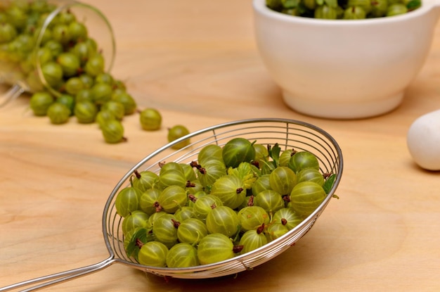 Grüne Agrusbeeren Nahaufnahme auf dem Tisch