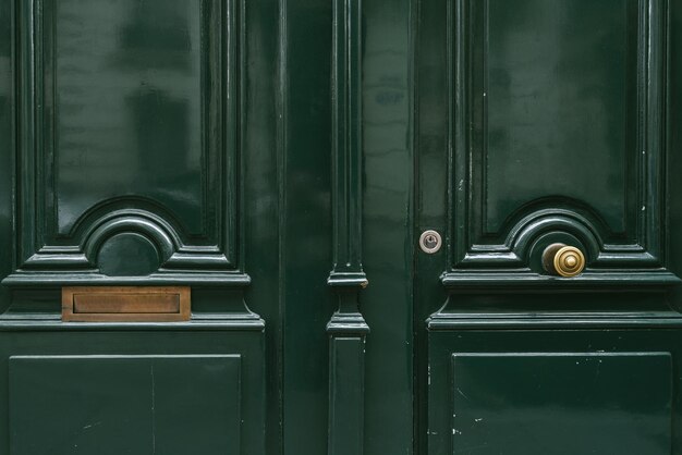 Grüne alte Tür mit Briefkasten