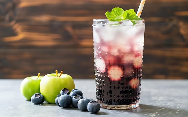 Grüne Apfel-Blueberry-Lichee-Soda auf dem Tisch