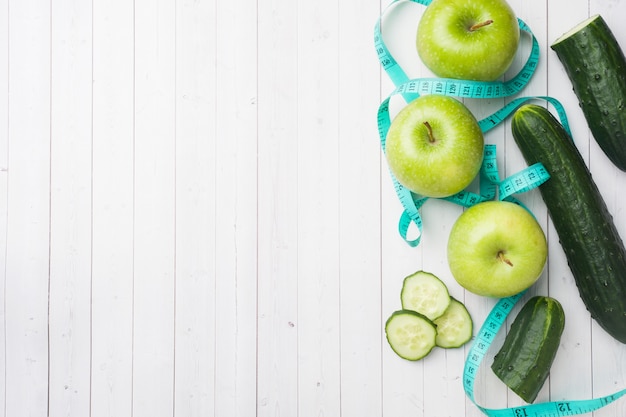 Grüne Apple-Minzgurke auf dem Tisch.