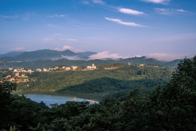 Grüne Berge, Seen und die Morgensonne sowie die Landschaft