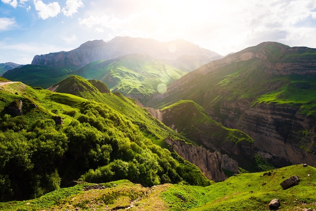 Grüne Berge und blaue Wolkenlandschaft