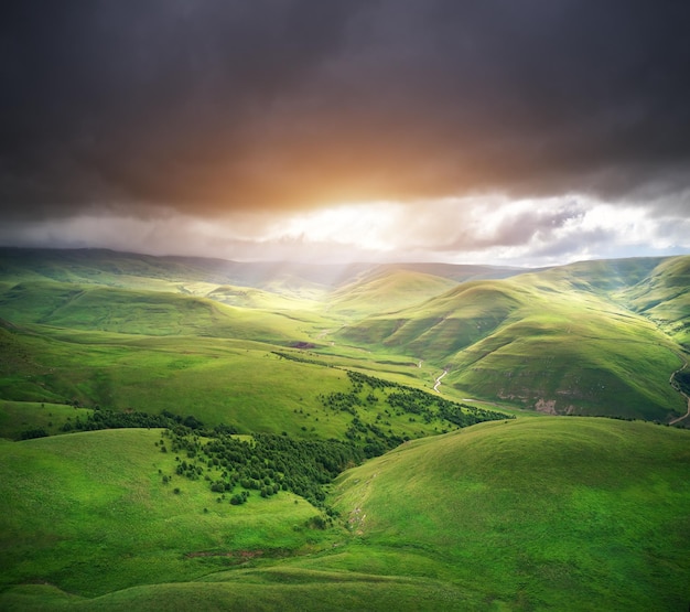 Grüne Berghügel während des Sonnenuntergangs. Naturlandschaft.