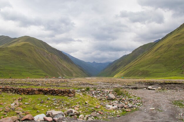 Grüne Berglandschaft und Aussicht in Georgia. Berge in Truso.