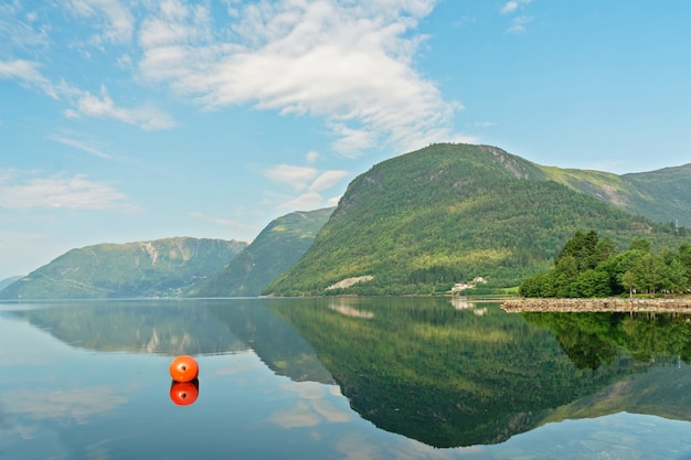 Foto grüne bergsee fjord malerische landschaftsansicht