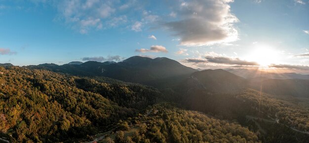 Grüne Bergwaldlandschaft bei Sonnenaufgang Luftdrohnenansicht Griechenland Peloponnes