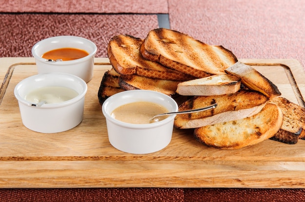 Grüne Bohnen mit Tomaten und geröstetem Brot