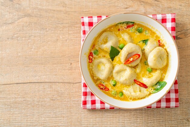 Grüne Currysuppe mit Fischbällchen