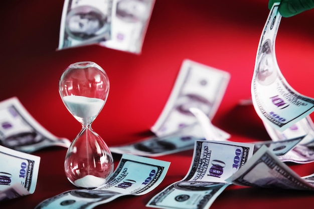 Grüne Dollarscheine auf rotem Hintergrund 100-Dollar-Scheine hautnah Das Konzept des fallenden Reichtums Geld fliegt in der Luft