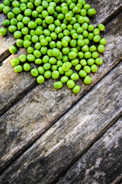 Grüne Erbsen auf Holzhintergrund Gesundes Essen Dunkler rustikaler Stil