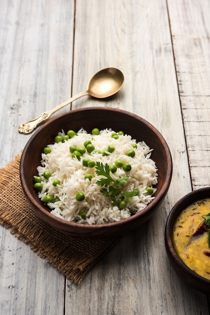 Foto grüne erbsen basmatireis oder matar pulav, serviert mit einfachem dal