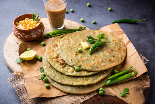 Grüne Erbsen-Paratha oder Fladenbrot oder Matar-Parathas mit Quark und heißem Tee